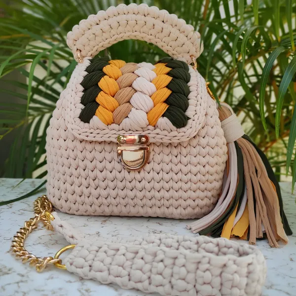 Bolso elegante beige con tapa trenzada de colores
