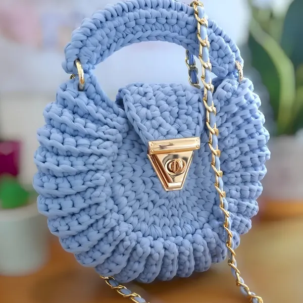 Bolso velvetchic azul con volantes y cierre dorado